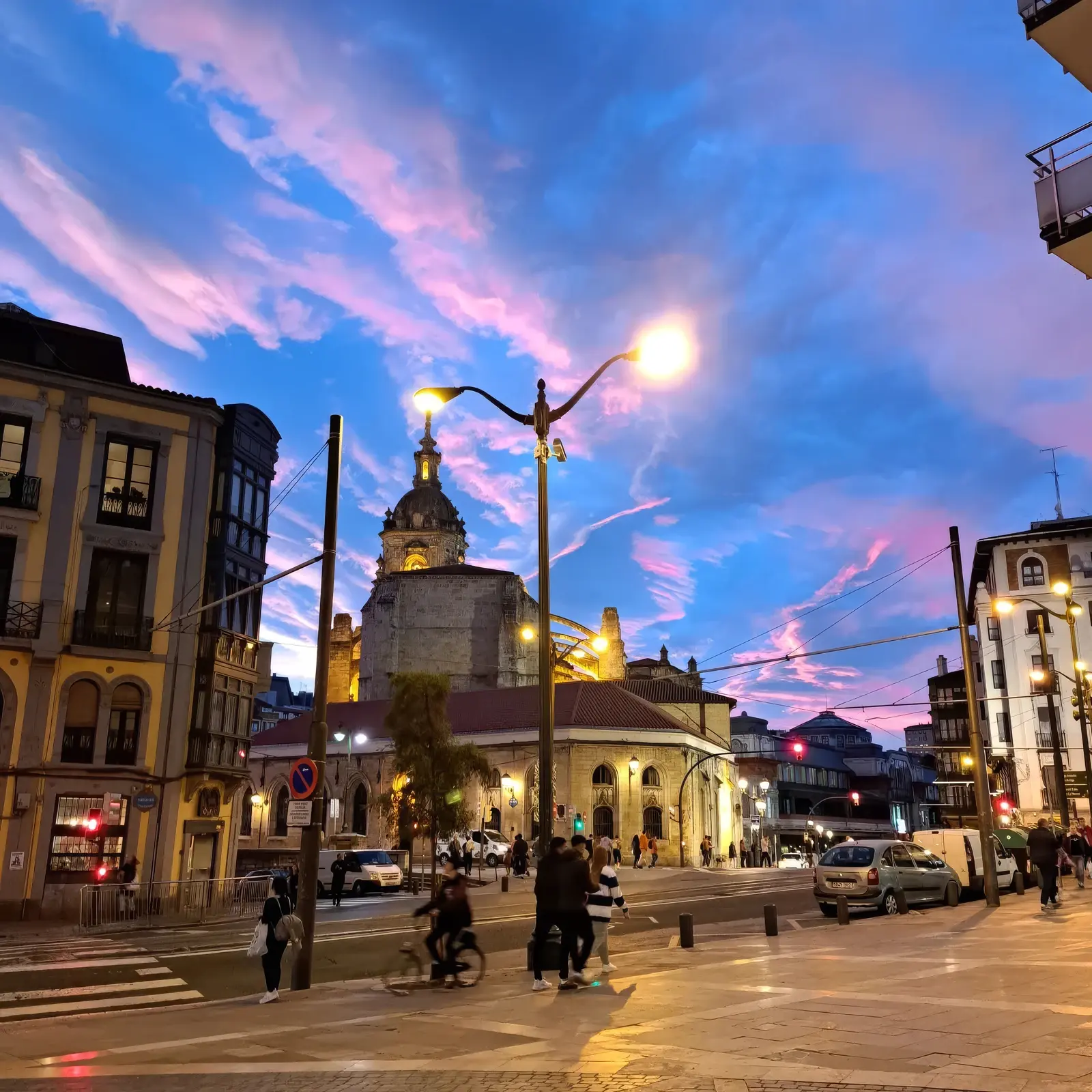 Atardecer en una plaza de Bilbao